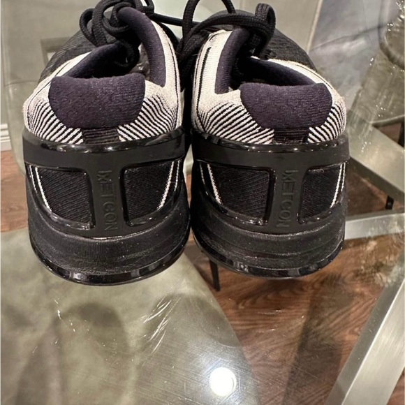 Women’s Black and White Metcon Size 8 - Picture 2 of 5